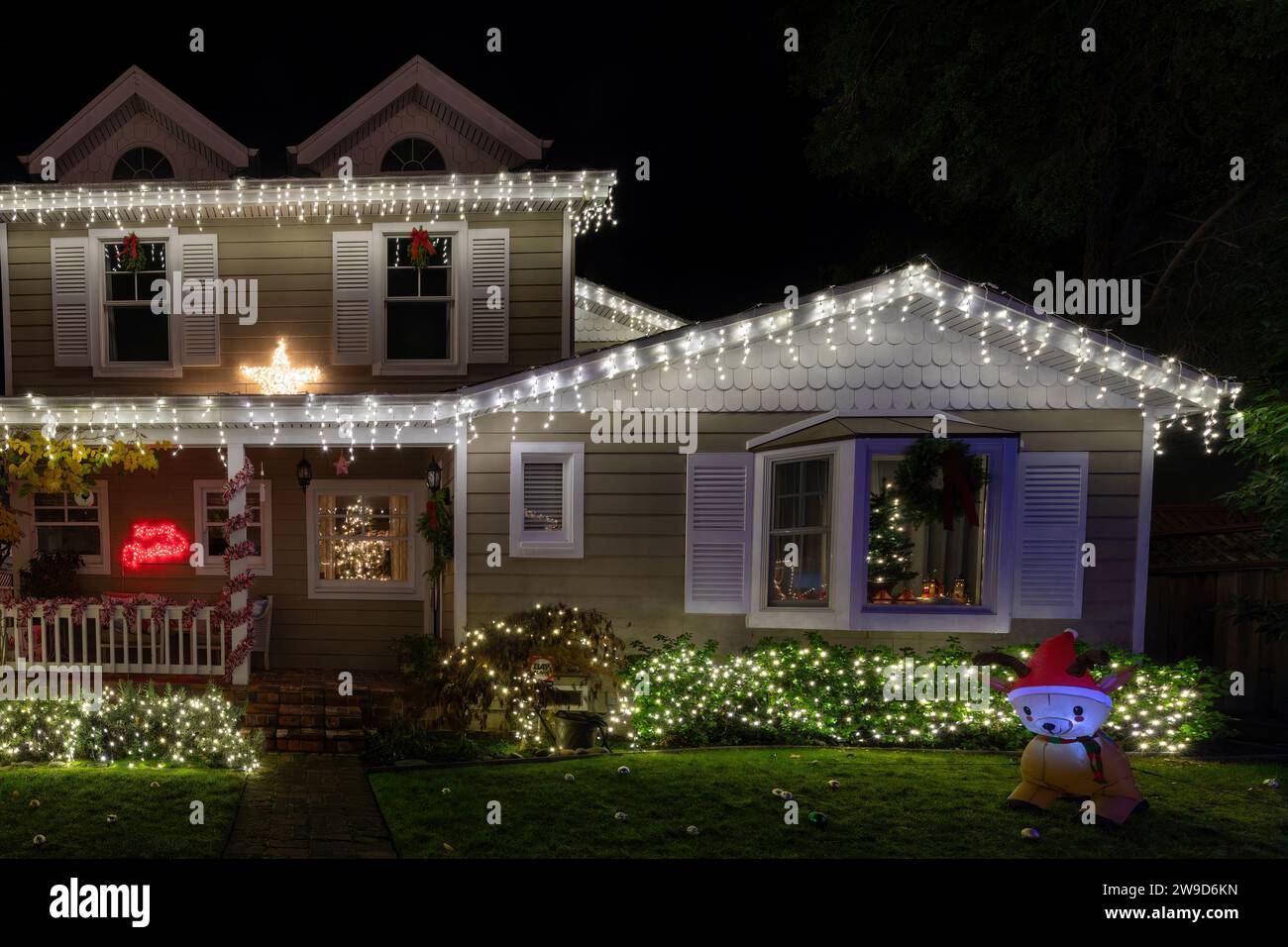 Le luci di notte di Natale che decorano la casa in California Foto Stock