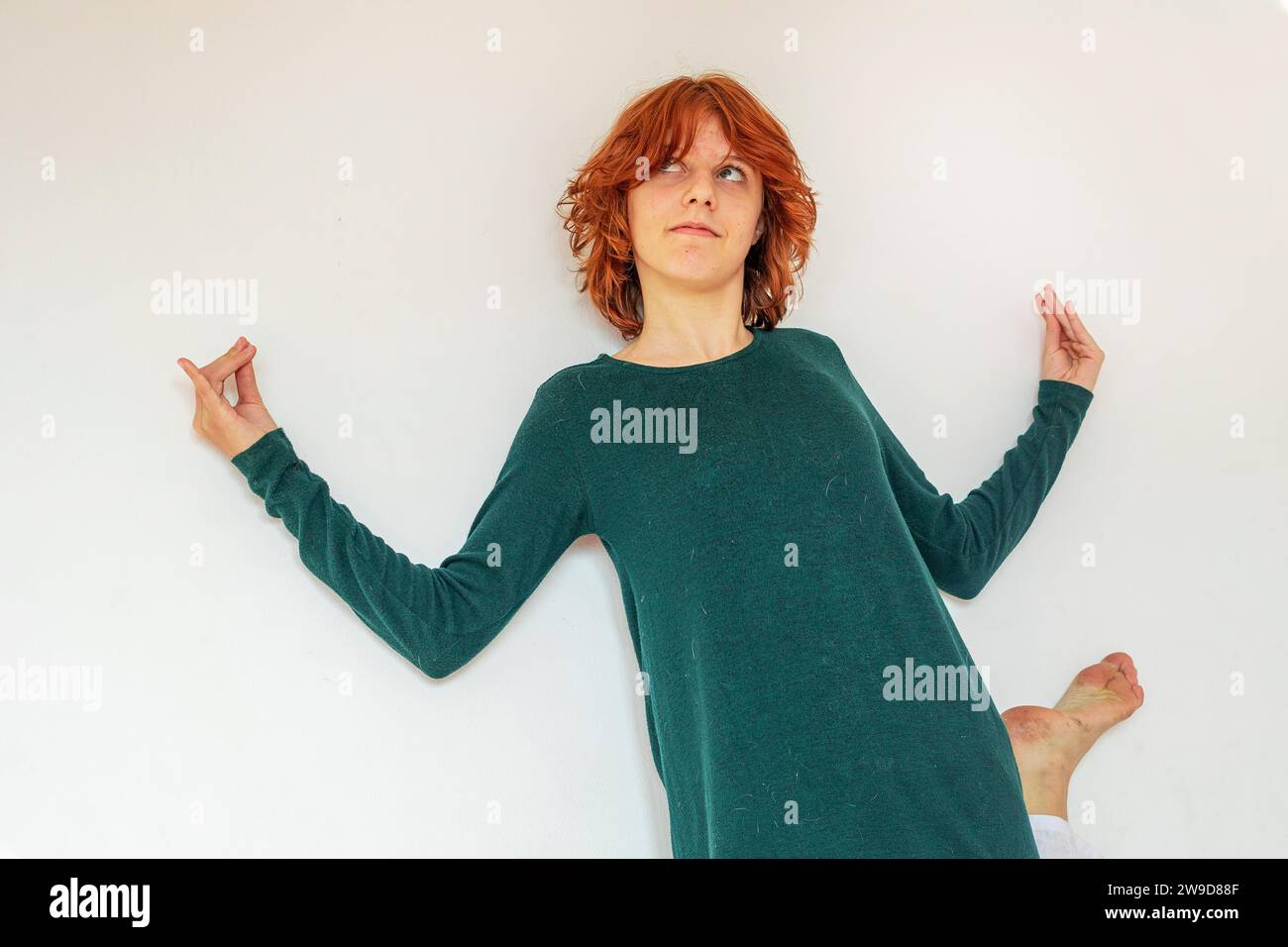 la ragazza con i capelli rossi lotta con le sue emozioni. Psicologia e complessi di adolescenti Foto Stock