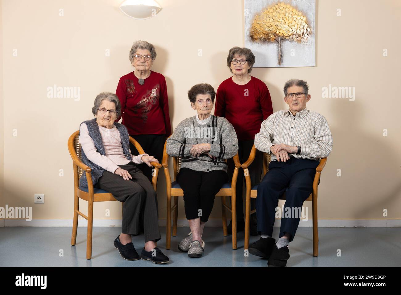 © PHOTOPQR/LE PARISIEN/le Parisien/Arnaud Journois ; LAVAU ; 26/12/2023 ; SOCIETE, rencontre avec la fratrie Toutée / Selon le livre Guinness des Records la famille Toutée est la Plus vieille fratrie du monde avec un âge combiné de 496 ans et 14 jours / la fratrie réunie pour une Photo à la maison de retraite Orpea - la Puisaye à Lavau / De gauche à droite : Ginette (née le 3 juillet 1923), Mireille (née le 20 décembre 1924), Philippe (né le 17 octobre 1927), debout : Paulette (née le 3 février 1921) et Christiane (née le 3 juin 1926) /FOTO LE PARISIEN/ARNAUD JOURNOIS Lavau, fra Foto Stock