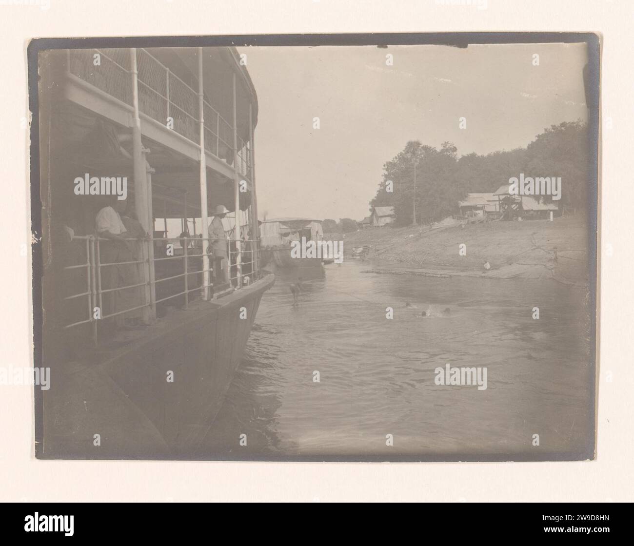 Una nave passeggeri sulle rive di un fiume, Sud Est Asiatico, 1907 fotografa Sud-Est Asiatico Photographic support gelatin Silver Printing Ships (in generale) Foto Stock