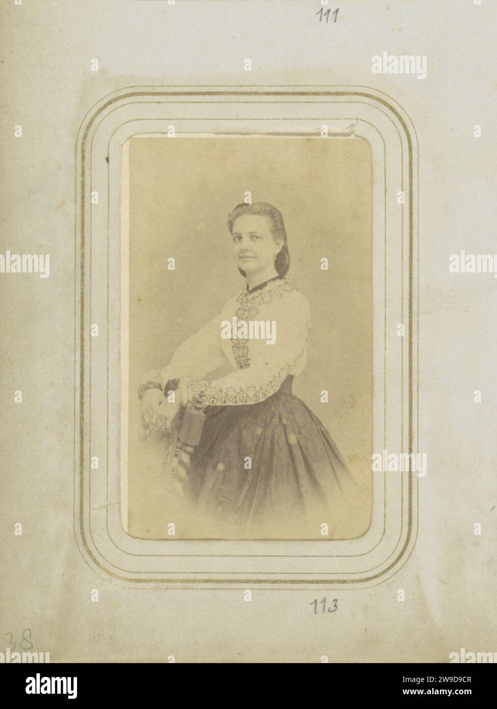 Ritratto di una donna con una camicetta bianca e una gonna, c. 1860 - c. 1880 biglietto visita parte dell'album di famiglia di H.W.F. Ligtenberg e L.M. Swart con 149 foto e cartes-de-visit. Cartone Paesi Bassi. supporto fotografico per la stampa di persone storiche da parte di albumen. famiglia, relazione, discendenza. requisiti studio  fotografo. abbigliamento per la parte superiore del corpo: camicetta (+ abiti da donna). gonna. Stili di parrucchiere - AA -  donne. Auricolari Paesi Bassi. Indie Orientali olandesi, il Foto Stock