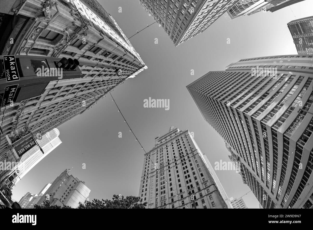 Dallas, USA - 6 novembre 2023: Vista a occhio di pesce dello storico grattacielo nella città vecchia di Dallas sotto il cielo blu. Foto Stock