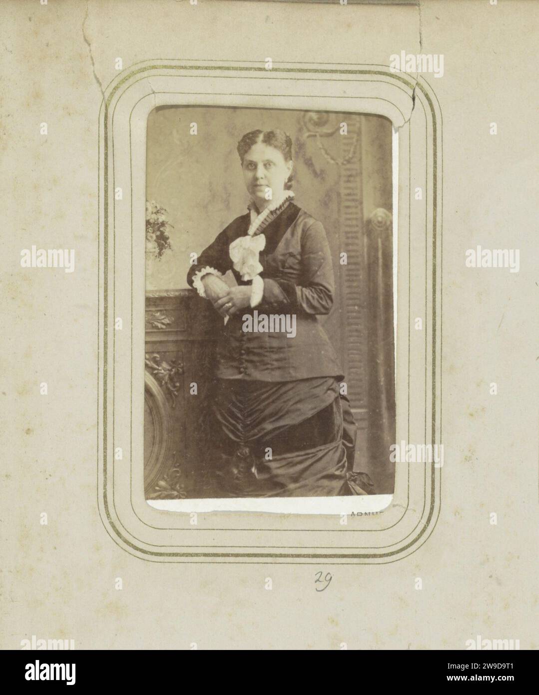 Ritratto di una donna con una gonna lunga e una giacca, 1880 - c. 1890 biglietto visita parte dell'album di famiglia di H.W.F. Ligtenberg e L.M. Swart con 149 foto e cartes-de-visit. Cartone Arnhem. supporto fotografico per la stampa di persone storiche da parte di albumen. famiglia, relazione, discendenza. requisiti studio  fotografo. indumenti per la parte superiore del corpo. gonna. Stili di parrucchiere - AA -  donne. Accessori per il collo  abbigliamento Arnhem Foto Stock