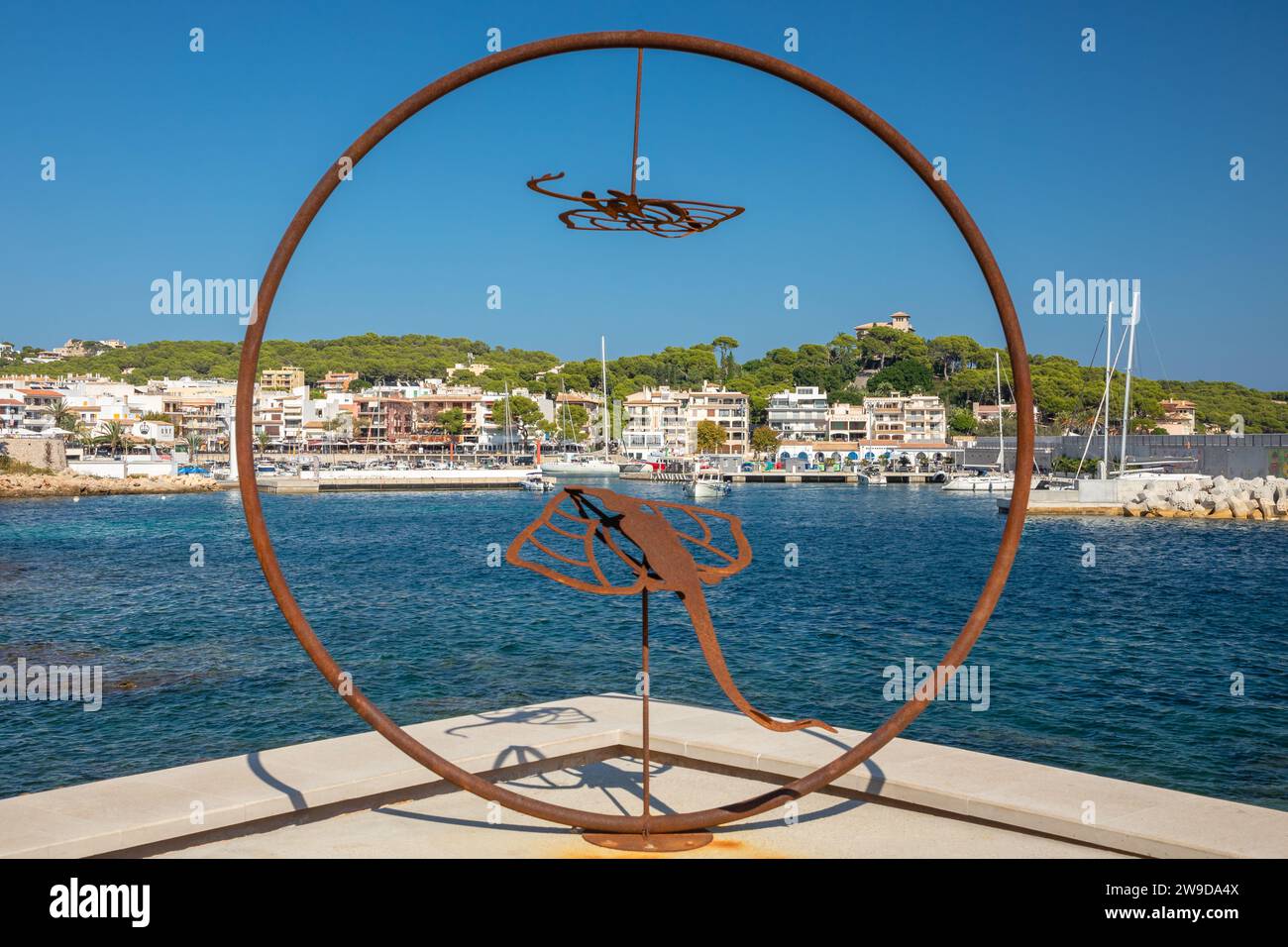 Scultura al porto di Cala Rajada, isola di Maiorca, Spagna Foto Stock