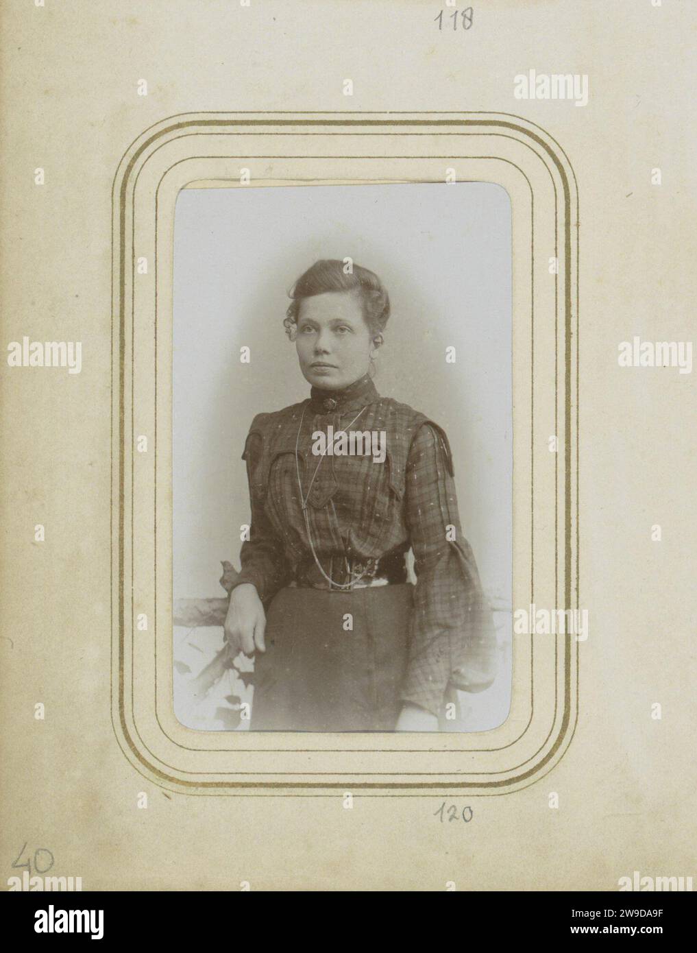 Ritratto della vedova Ligtenberg-Wart, c. 1895 - 1919 scheda visita parte dell'album di famiglia di H.W.F. Ligtenberg e L.M. Swart con 149 foto e cartes-de-visit. Cartone giallo. supporto fotografico persone storiche. famiglia, relazione, discendenza. requisiti studio  fotografo. abbigliamento per la parte superiore del corpo: camicetta (+ abiti da donna). cintura, cintura, cintura. gonna. Stili di parrucchiere - AA -  donne. Collana gialla Foto Stock