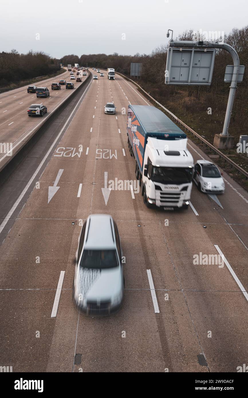 Le auto e i camion stanno arrivando. E da Londra sull'autostrada M25 nel nord di Londra, nel Regno Unito Foto Stock