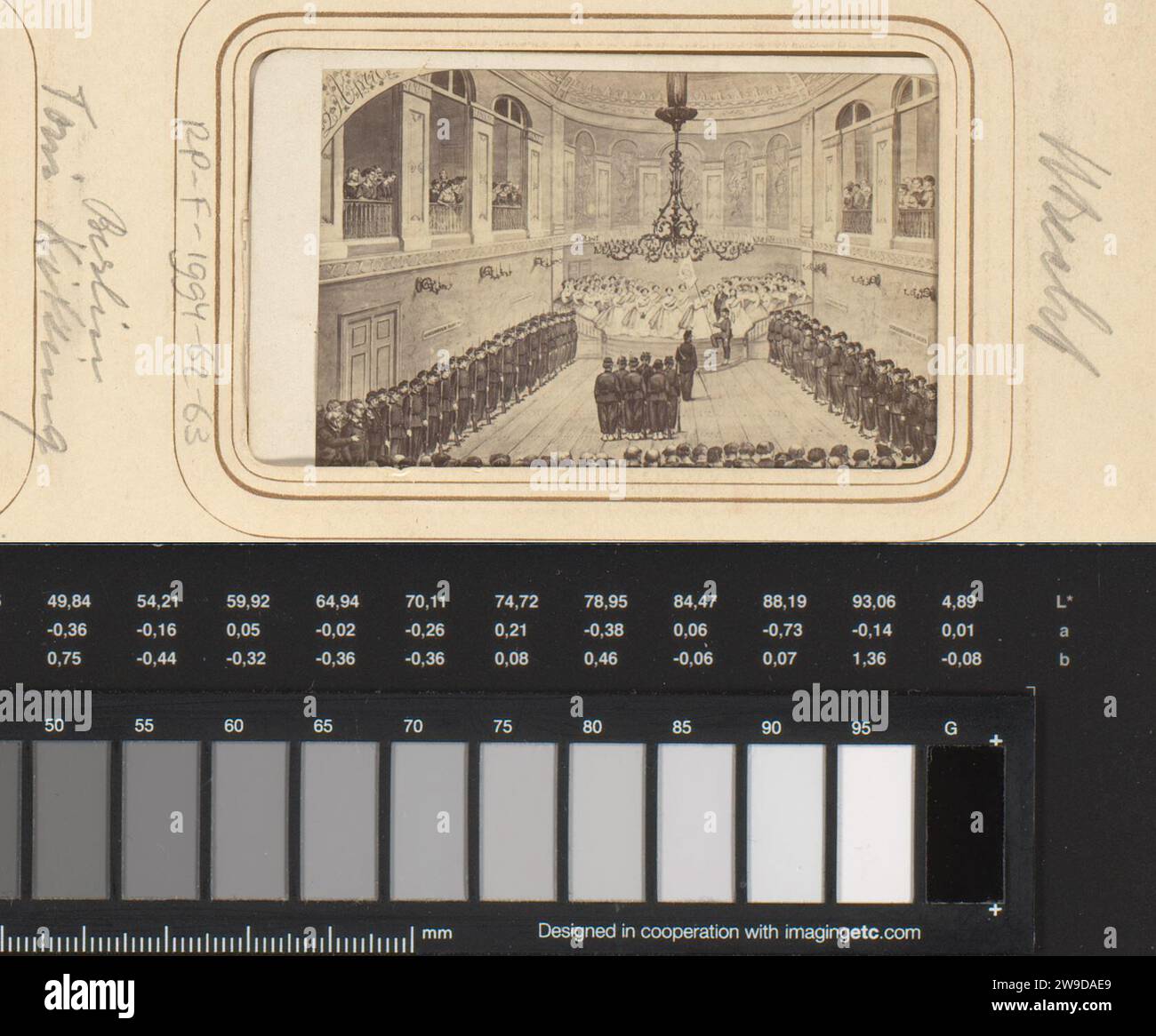 Produzione fotografica di disegno di uno spettacolo o di un evento con soldati, donne e pubblico in una chiesa o un teatro, Willem Cornelis van Dijk, dopo Anonymous, 1867 Fotografia. Visita la scheda di supporto fotografico Utrecht. gli albumi di cartone stampano pittura, disegno e arti grafiche. il pubblico  performance artistica Foto Stock