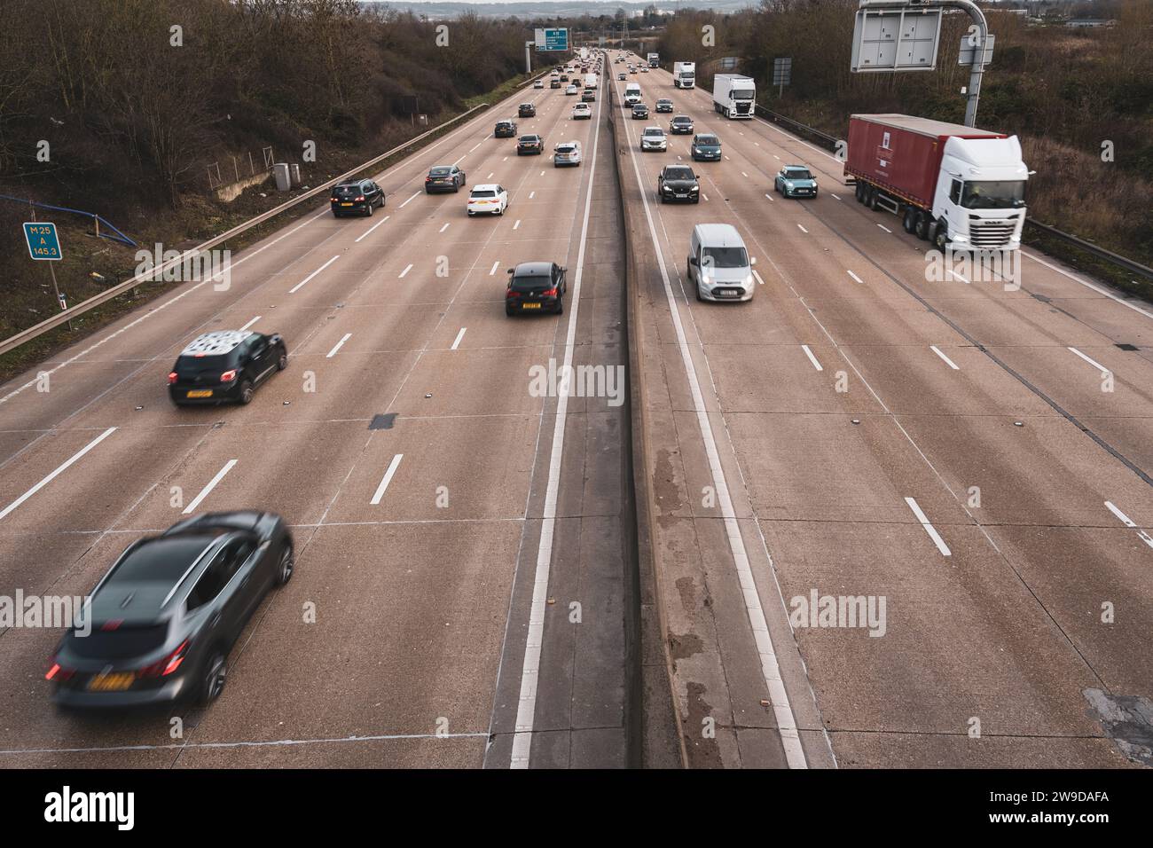 Le auto e i camion stanno arrivando. E da Londra sull'autostrada M25 nel nord di Londra, nel Regno Unito Foto Stock