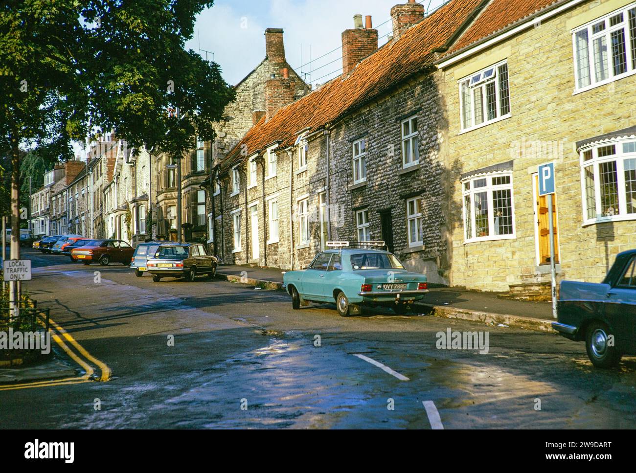 Auto parcheggiate sulla strada, Pickering, North Yorkshire, Inghilterra, Regno Unito 2 settembre 1974, auto Vauxhall Viva Foto Stock
