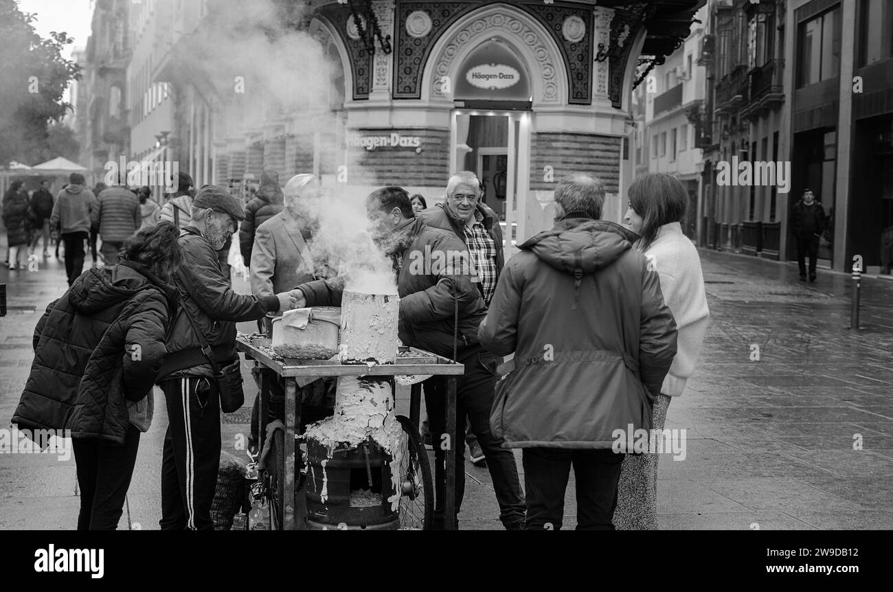 Siviglia, Spagna; 26 dicembre 2023: Stand di castagne in una strada della città Foto Stock