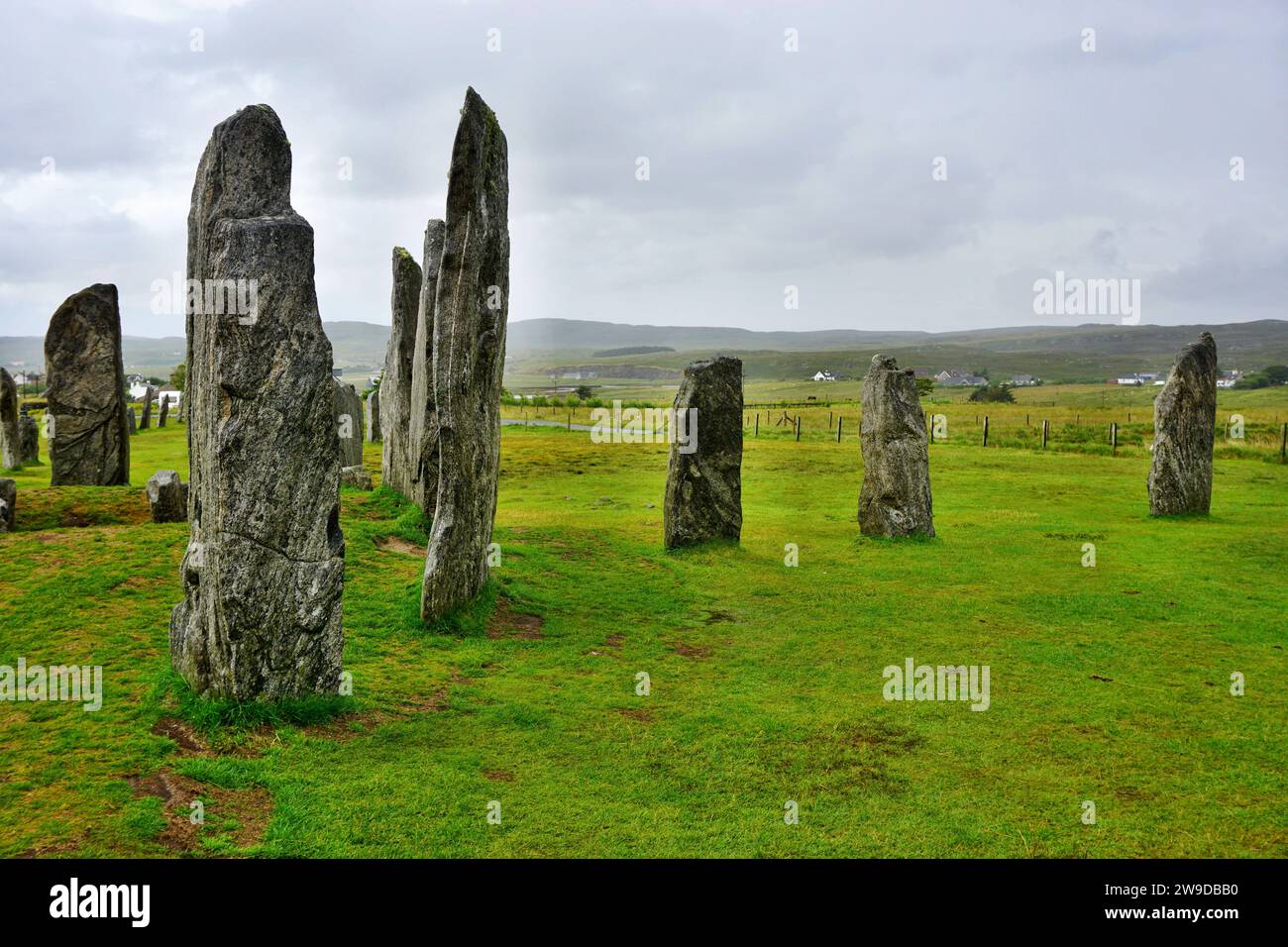 Misteriose pietre erette sull'isola di Lewis nelle Ebridi esterne, in Scozia. La monumentale disposizione neolitica attira visitatori da tutto il mondo Foto Stock