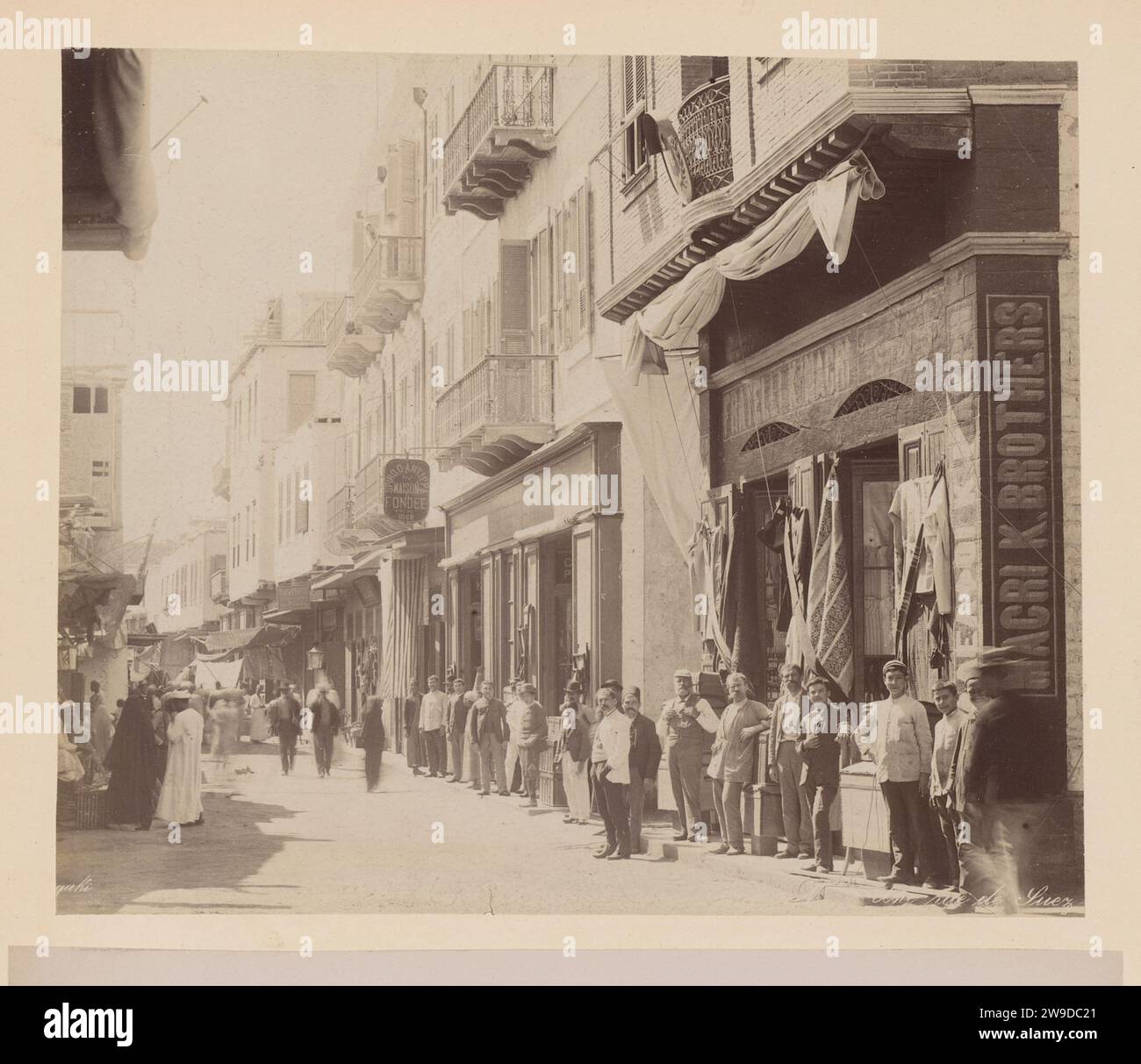 Vista di una strada a Suez, Egitto, 1890 - 1900 Fotografia questa foto fa parte di un album. Supporto fotografico Suez. stampa di albumi di cartone per strada. Uomo adulto (+ più di otto persone) Suez Foto Stock