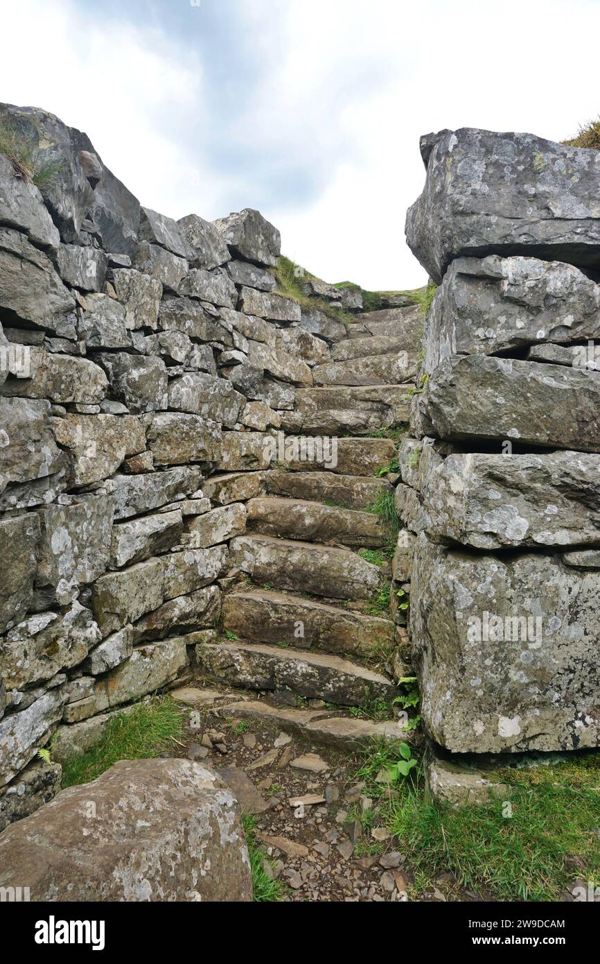 Una ripida scalinata in pietra all'interno delle rovine del Dun Beag Broch sull'isola di Skye. La struttura originale potrebbe essere servita come residenza o forte Foto Stock