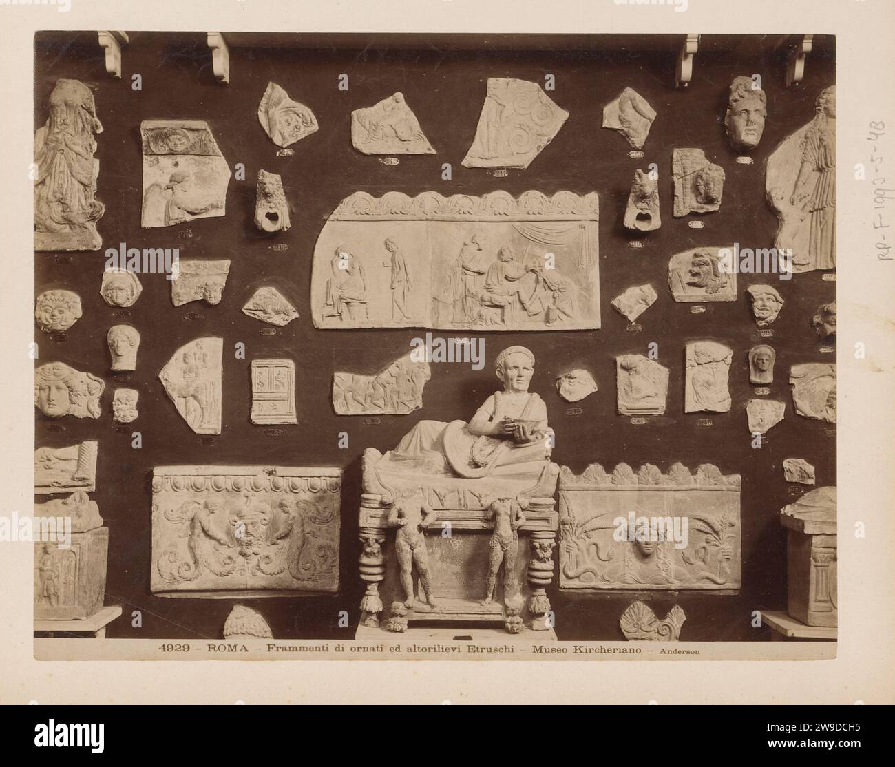 Frammenti di ornamenti etruschi e rilievi nel Museo Kircheriano di Roma, Italia, James Anderson, 1857 - 1875 Fotografia questa foto fa parte di un album. Roma carta albumen stampa ornamenti  arte. Pezzo di scultura, riproduzione di un pezzo di scultura Museo Kircheriano Foto Stock