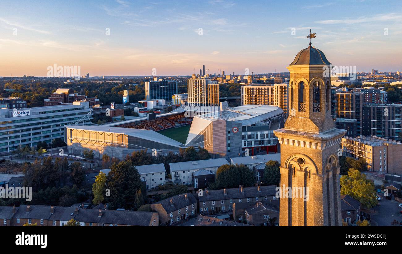 Vista aerea del Gtech Community Stadium al tramonto. Londra, Regno Unito Foto Stock