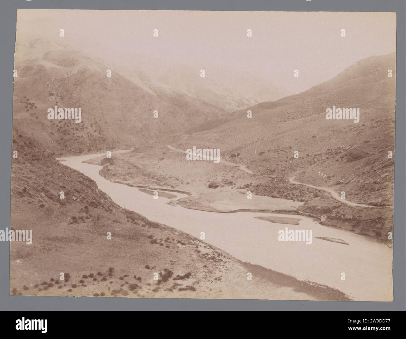 Paesaggio con fiume e colline su entrambi i lati ('la Route de Rescht'), Iran, c. 1880 - c. 1910 Fotografia paesaggio con fiume e colline su entrambi i lati ('la Route de Rescht'), Iran. Iran paper albumen stampa Iran Foto Stock