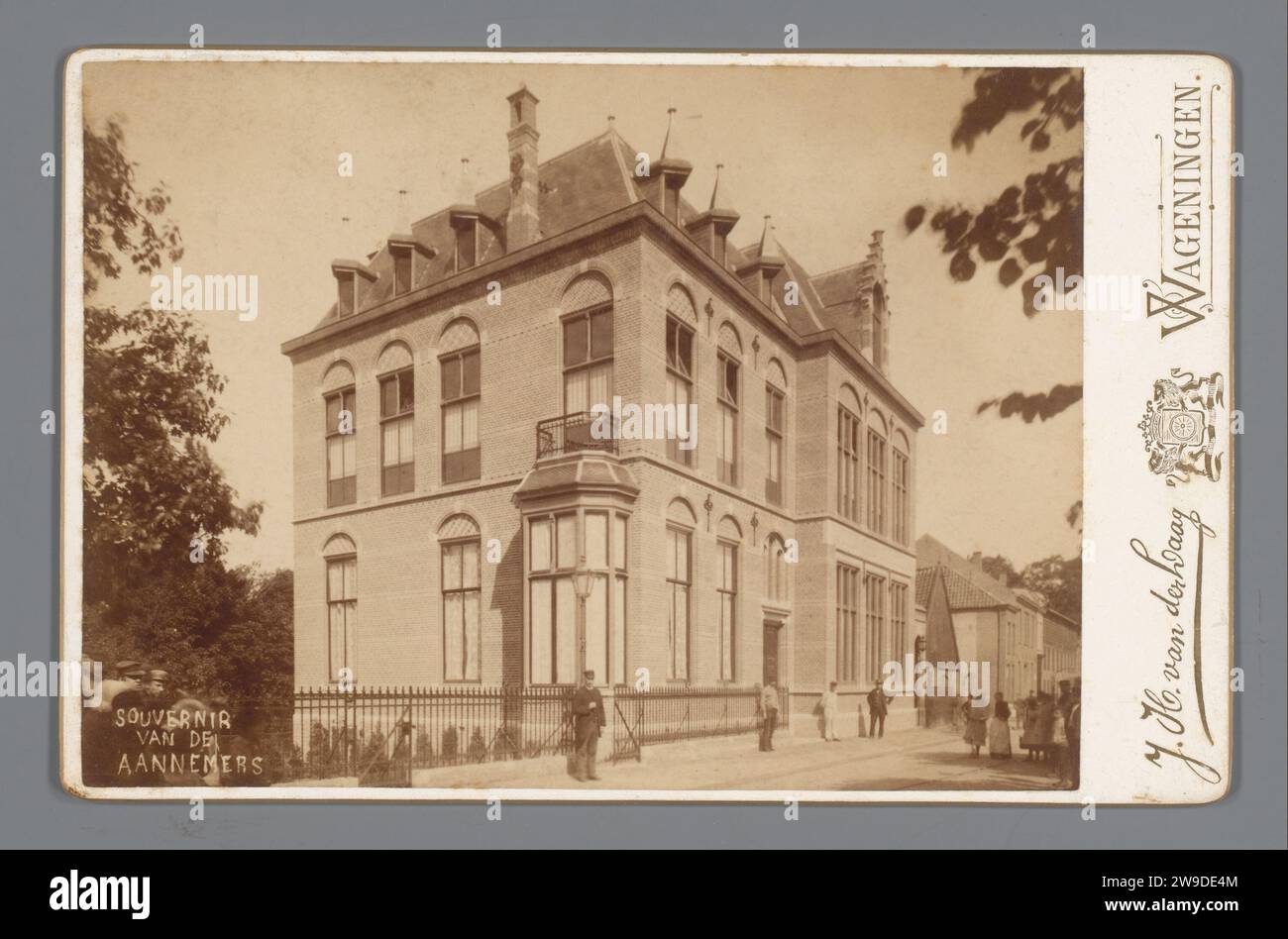 Edificio della società Tot Nut van 't General in Stationsstraat a Wageningen, Johan Herman van der Laag, 1894 - 1895 Fotografia Wageningen supporto fotografico. Stampa di cartoncino albumen Street (+ City(-scape) con figure, personale) Wageningen Foto Stock