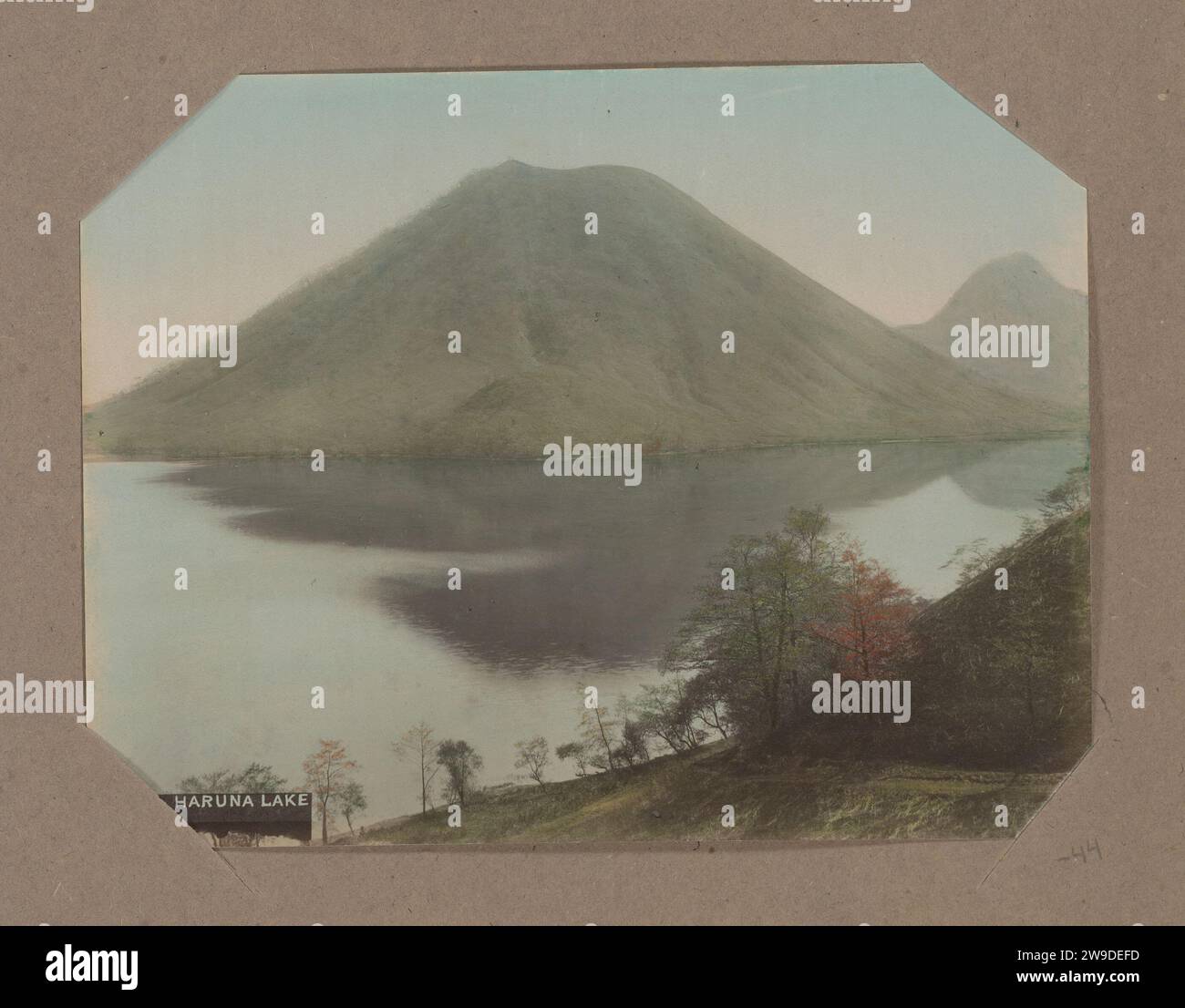 Veduta del lago Haruna, Giappone, c. 1890 - nel o prima del 1903 fotografare questa foto fa parte di un album. Carta Haruna. supporto fotografico lago stampa albume. Montagne Haruna Foto Stock