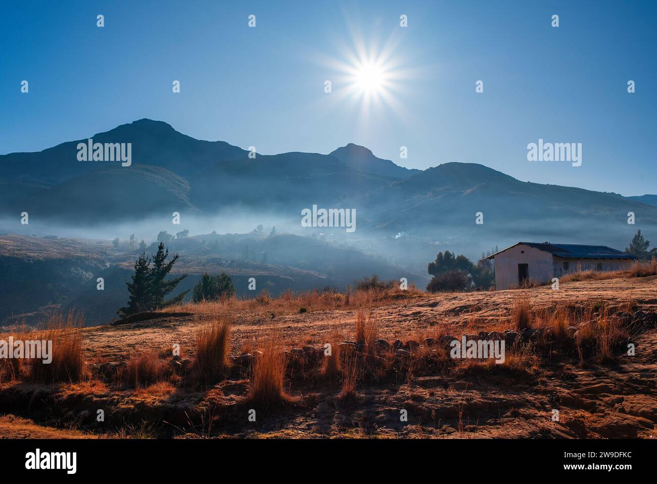 Il sole splende sulla montagna nel villaggio Lesotho di Dilli Dilli Foto Stock