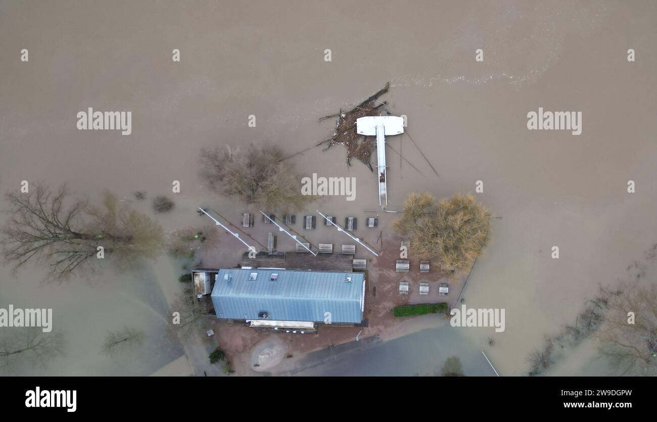 Hattenheim, Germania. 27 dicembre 2023. Il Rheinschänke vicino a Hattenheim è circondato dalle acque alluvionali del Reno (foto aerea scattata con un drone). Secondo l'Agenzia statale dell'Assia per la conservazione della natura, l'ambiente e la geologia (HLNUG), la situazione delle inondazioni in Assia si sta gradualmente attenuando man mano che le condizioni meteorologiche si calmano. Crediti: Arne Dedert/dpa/Alamy Live News Foto Stock
