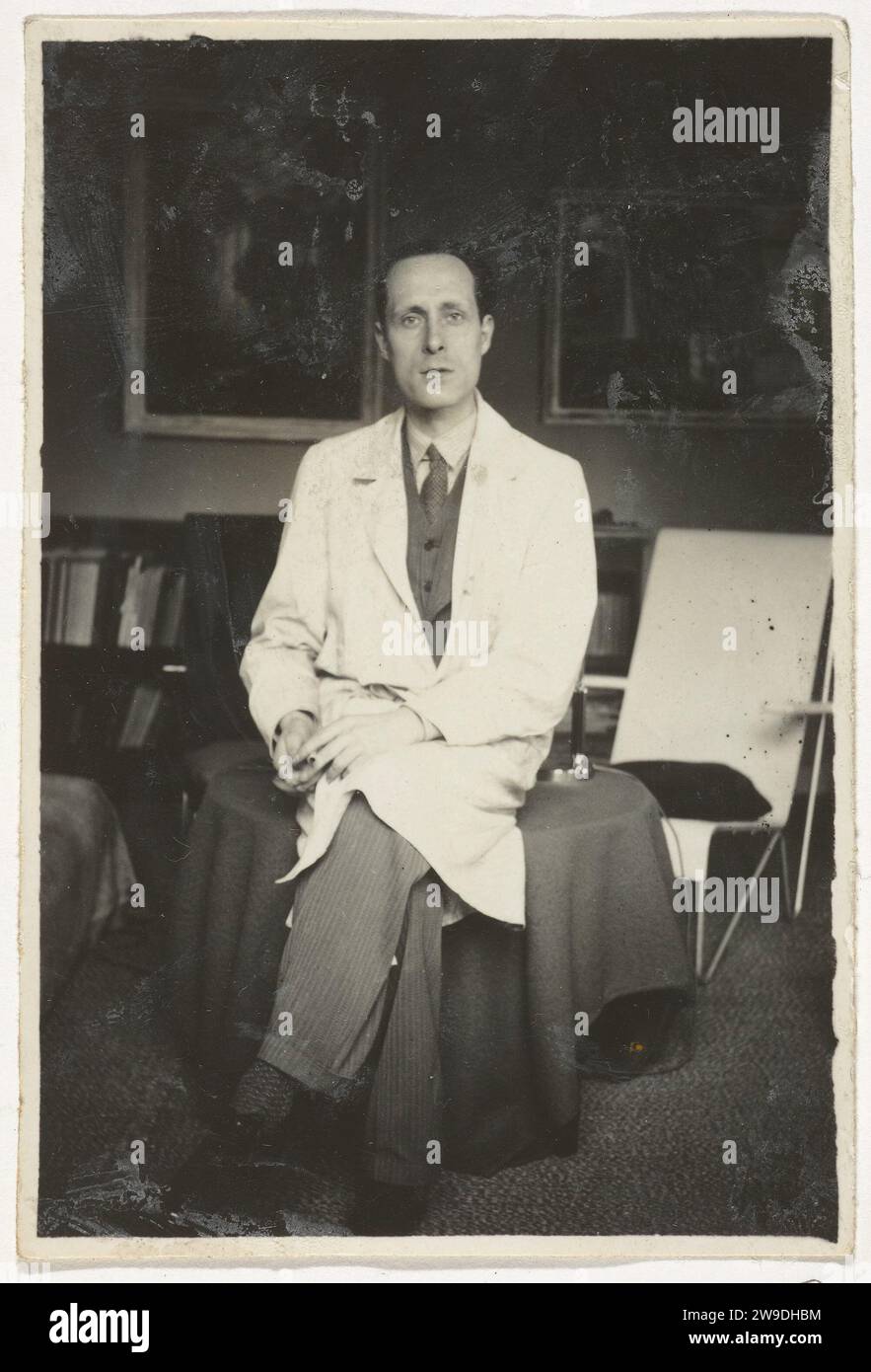 Ritratto di Carel Willink in lungo cappotto bianco, Anonimo, c. 1930 Fotografia carta sconosciuta. supporto fotografico stampa in argento gelatina personaggi storici (ritratti e scene della vita) Foto Stock