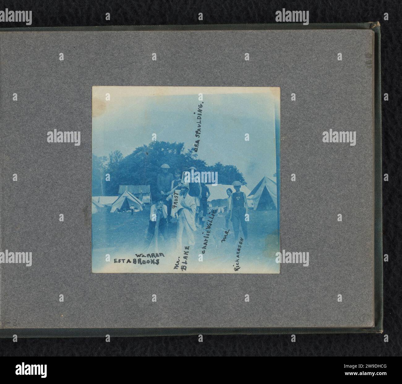 Sette ragazzi e un uomo, tra cui Warren Estabrooks, Collett Frost, Charles Willey, ora [?] Spauling, Mr. Blake e (forse) Earl Richardson, in un campo di tenda vicino Silver Lake, Vermont, Anonymous, 1905 fotografare questa foto fa parte di un album. Silver Lake, tenda di carta cianotipo, campo di Silver Lake Foto Stock