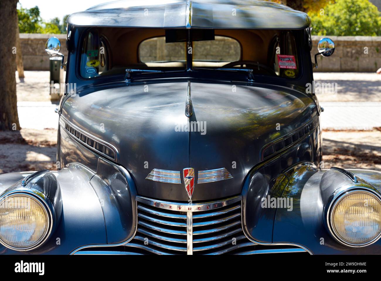 La parte anteriore di un'auto d'epoca Chevrolet in un festival automobilistico a San Lorenzo de El Escorial, Madrid. Foto Stock