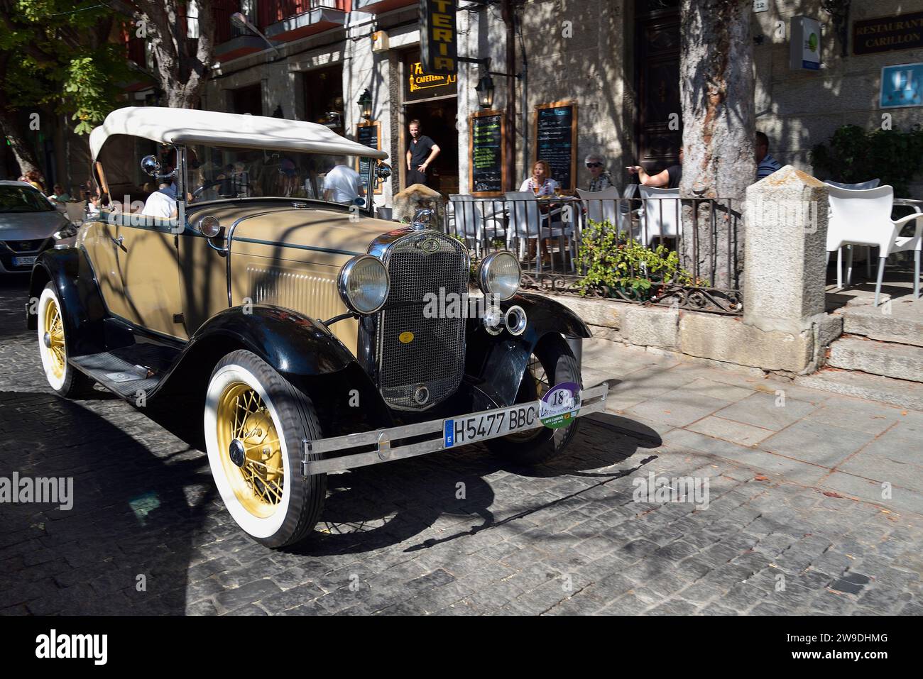 Un'auto d'epoca Ford su strada in un festival automobilistico a San Lorenzo de El Escorial, Madrid. Foto Stock