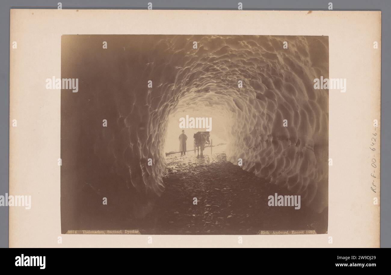 Tunnel della neve, Telemarken, Norvegia, 1892 Fotografia Tunnel della neve, con alla fine un carro con un popolo di carri. supporto fotografico. Stampa di albumi di cartone in Norvegia Foto Stock