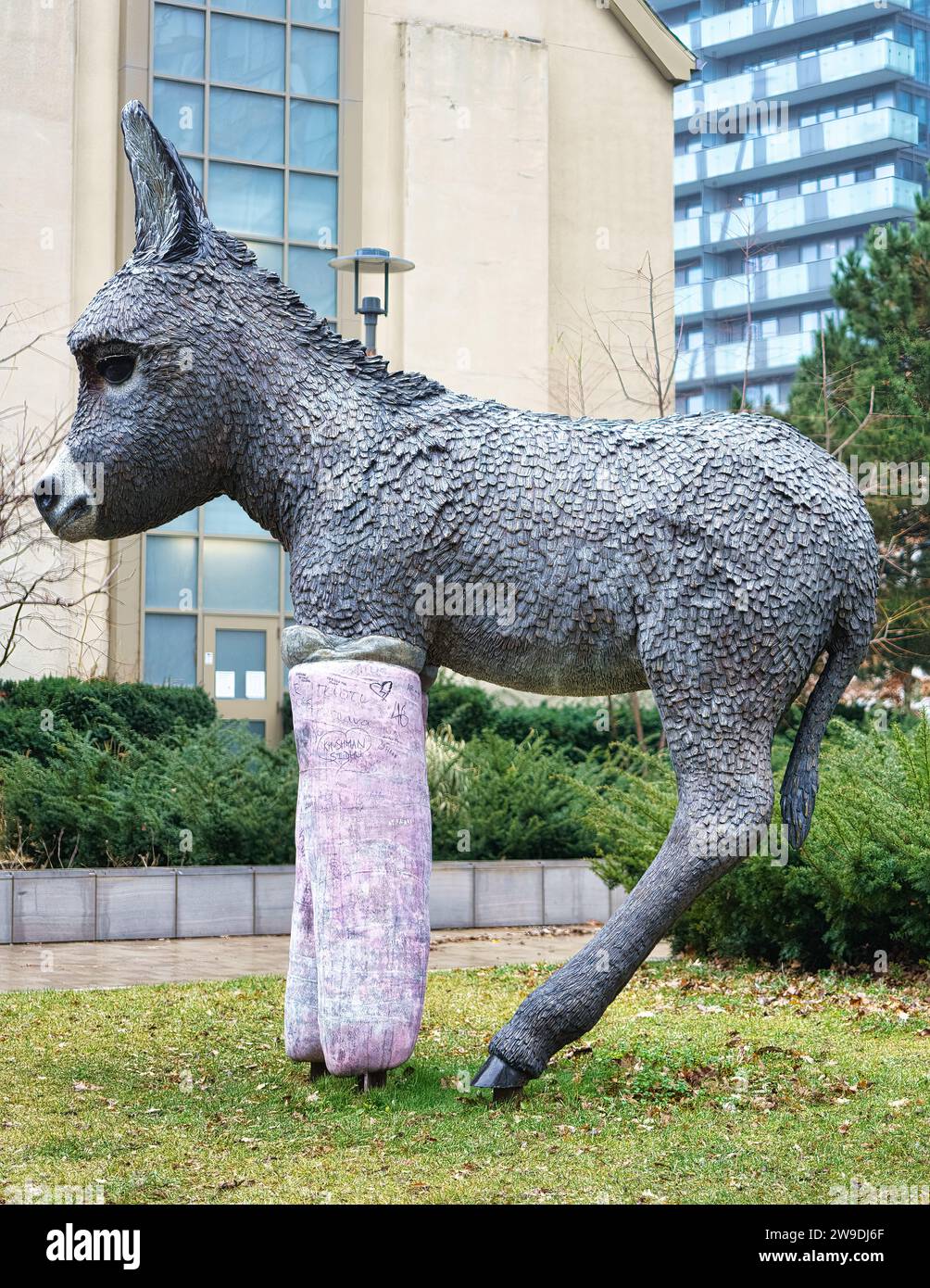 Toronto, Canada - 26 dicembre 2023: Scultura metallica denominata Primrose di Myfanwy MacLeod. Si trova nel Clover Hill Park. Foto Stock