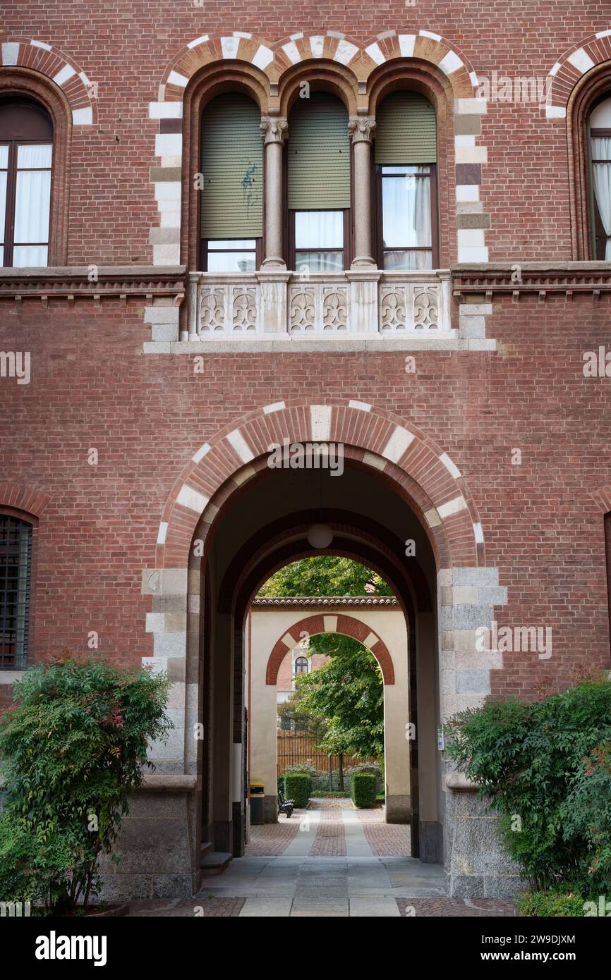 Esterno di Palazzo Gonzaga, edificio storico lungo via Carducci a Milano, Lombardia, Italia, che ospita l'Università Cattolica del Sacro cuore Foto Stock