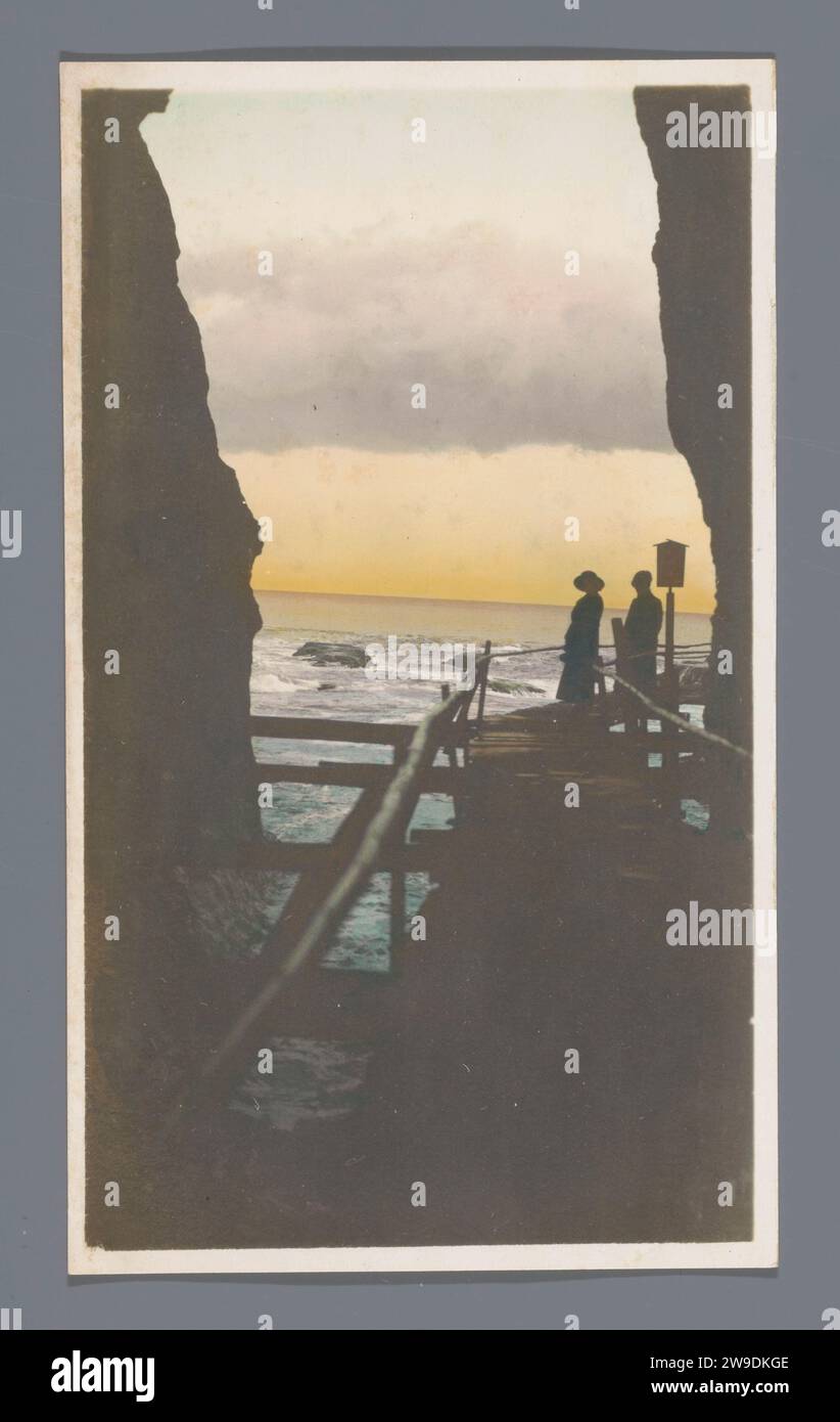 Un uomo e una donna su un molo lungo le rocce vicino al mare, Giappone, 1917 fotografare carta giapponese. Supporto fotografico stampa argento gelatina Giappone Foto Stock