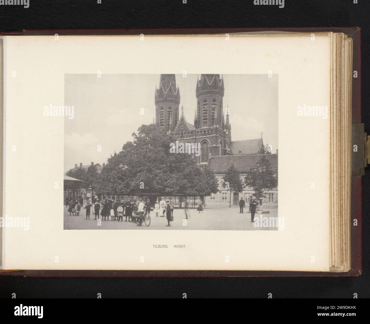 Vista sul mercato sulla collina di Tilburg con il Sint-Jozefkerk, Anonimo, in o dopo il 1908 sullo sfondo stampa fotomeccanica questa pagina fa parte di un album. mercato del collotipo di carta. persone storiche. chiesa (esterna) Tilburg Foto Stock