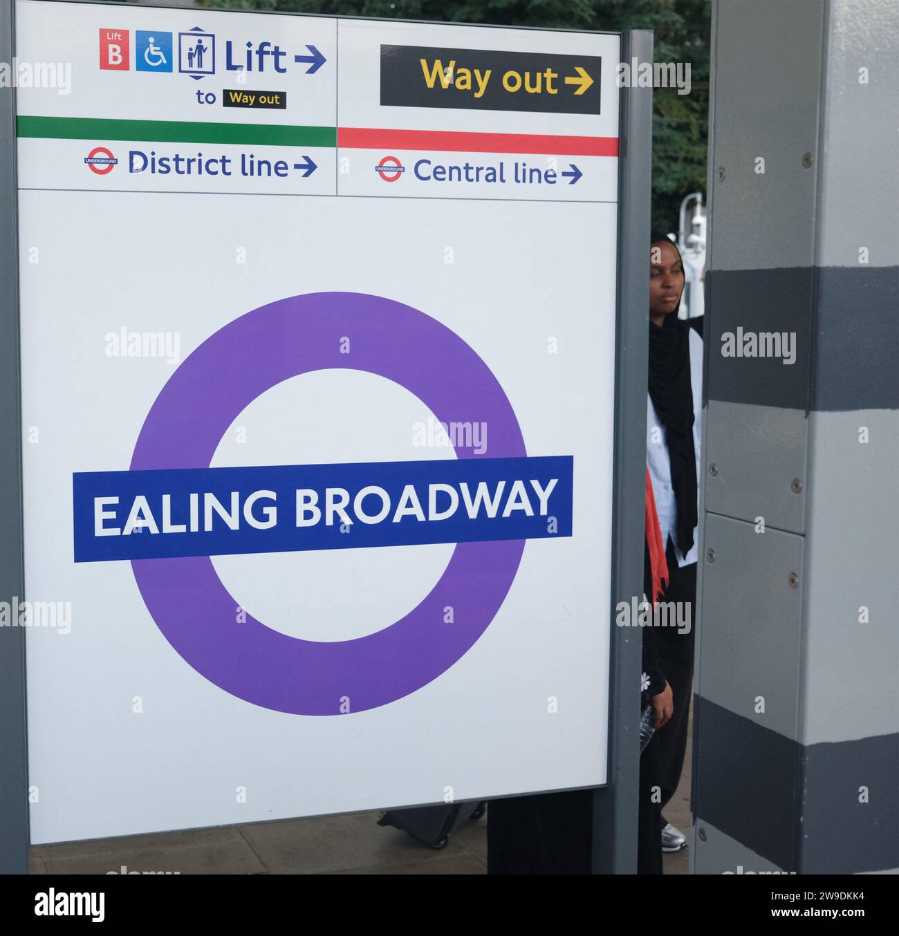 Una colorata bacheca sulla Elizabeth Line alla stazione di Ealing Broadway sulla metropolitana di Londra. Vengono visualizzate molte informazioni utili. Foto Stock