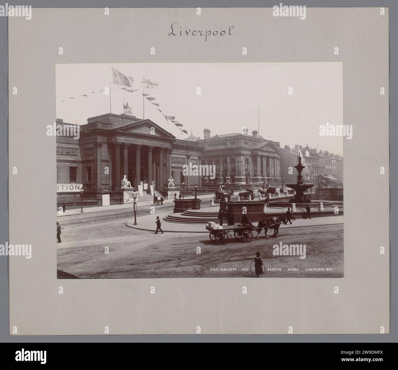 Walker Art Gallery en Session House, William Brown Street, Liverpool, Engeland, c. 1880 - c. 1910 Fotografia di una piazza con fontana, a sinistra per un edificio classico (Walker Art Gallery), accanto ad esso, altri rachts nella foto: County Sessions House. carta. Cartoncino Liverpool Foto Stock