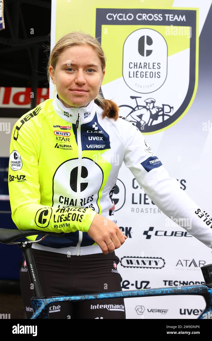 Heusden Zolder, Belgio. 27 dicembre 2023. Dutch Lauren Molengraaf posa per il fotografo durante la presentazione del nuovo nome del team ciclocross Intermarche Circus Wanty 'Charles Liegeois Cyclo Cross Team', mercoledì 27 dicembre 2023 a Heusden-Zolder. BELGA PHOTO DAVID PINTENS Credit: Belga News Agency/Alamy Live News Foto Stock