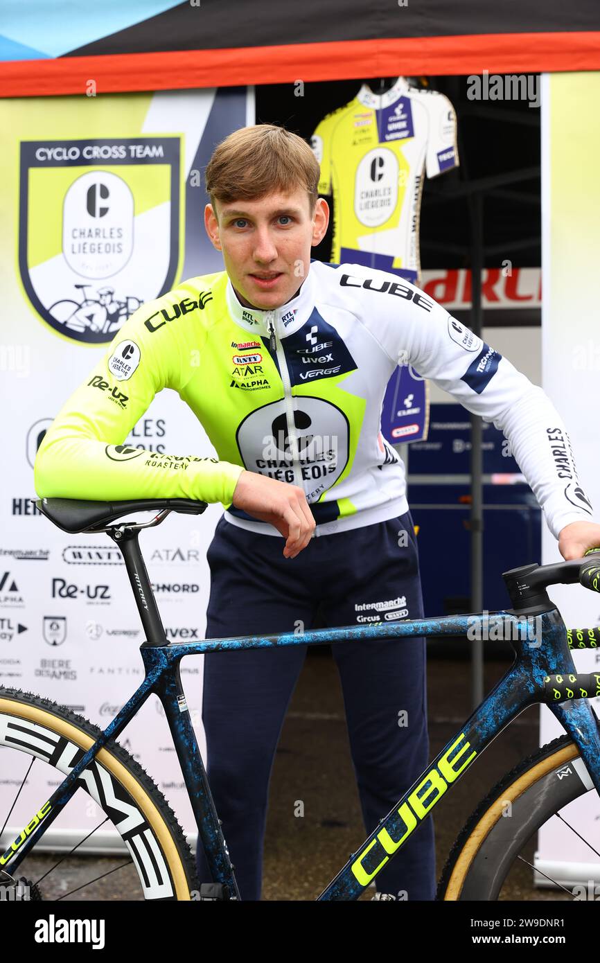 Heusden Zolder, Belgio. 27 dicembre 2023. Il belga Arne Baers posa per il fotografo durante la presentazione del nuovo nome del team ciclocross Intermarche Circus Wanty 'Charles Liegeois Cyclo Cross Team', mercoledì 27 dicembre 2023 a Heusden-Zolder. BELGA PHOTO DAVID PINTENS Credit: Belga News Agency/Alamy Live News Foto Stock