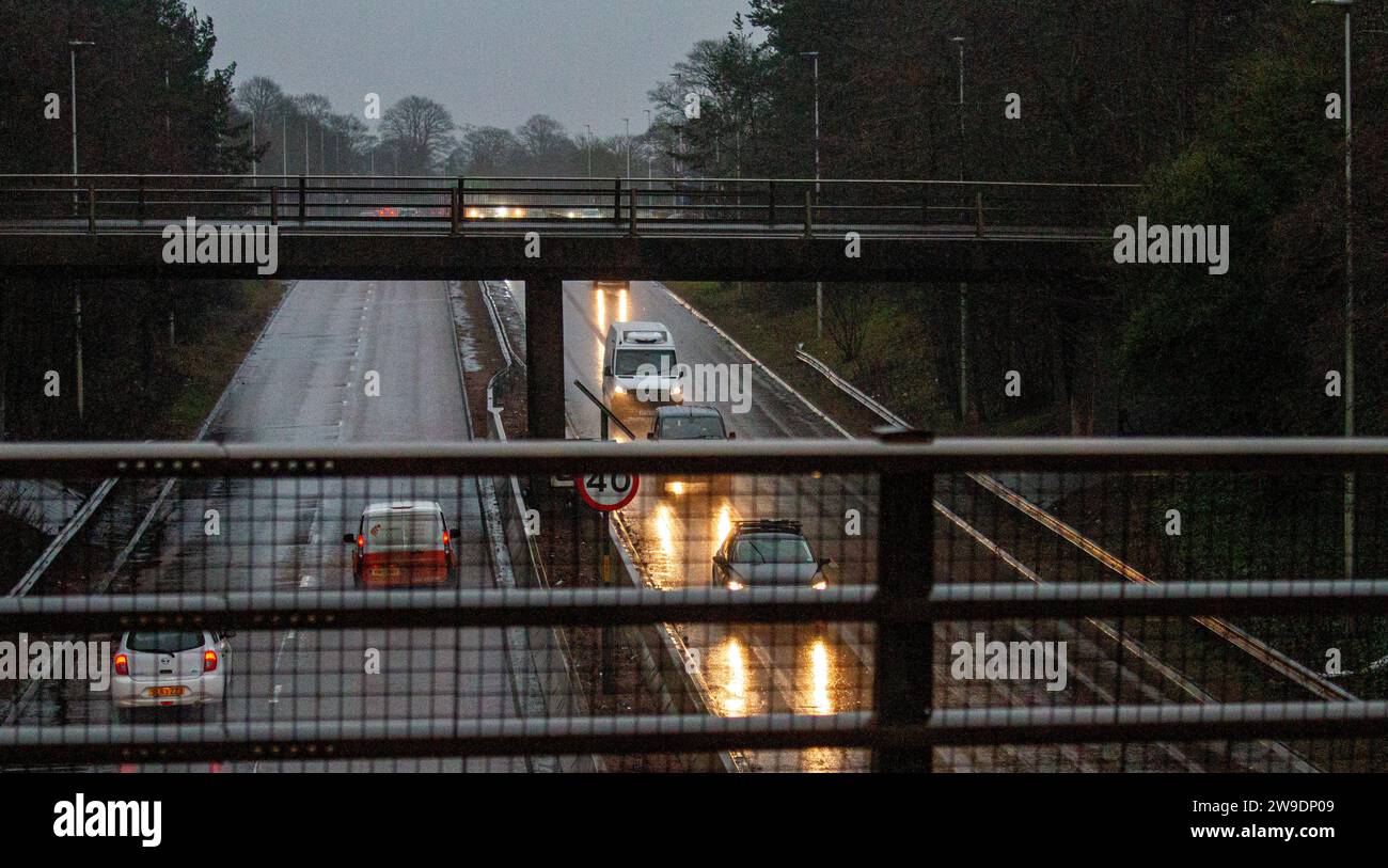 Dundee, Tayside, Scozia, Regno Unito. 27 dicembre 2023. Meteo del Regno Unito: La tempesta Gerrit ha scatenato piogge torrenziali e venti da 60 km/h sul Tayside durante la notte, causando inondazioni e condizioni di guida pericolose per gli automobilisti sulla carreggiata West Dual di Dundee Kingsway. Crediti: Dundee Photographics/Alamy Live News Foto Stock