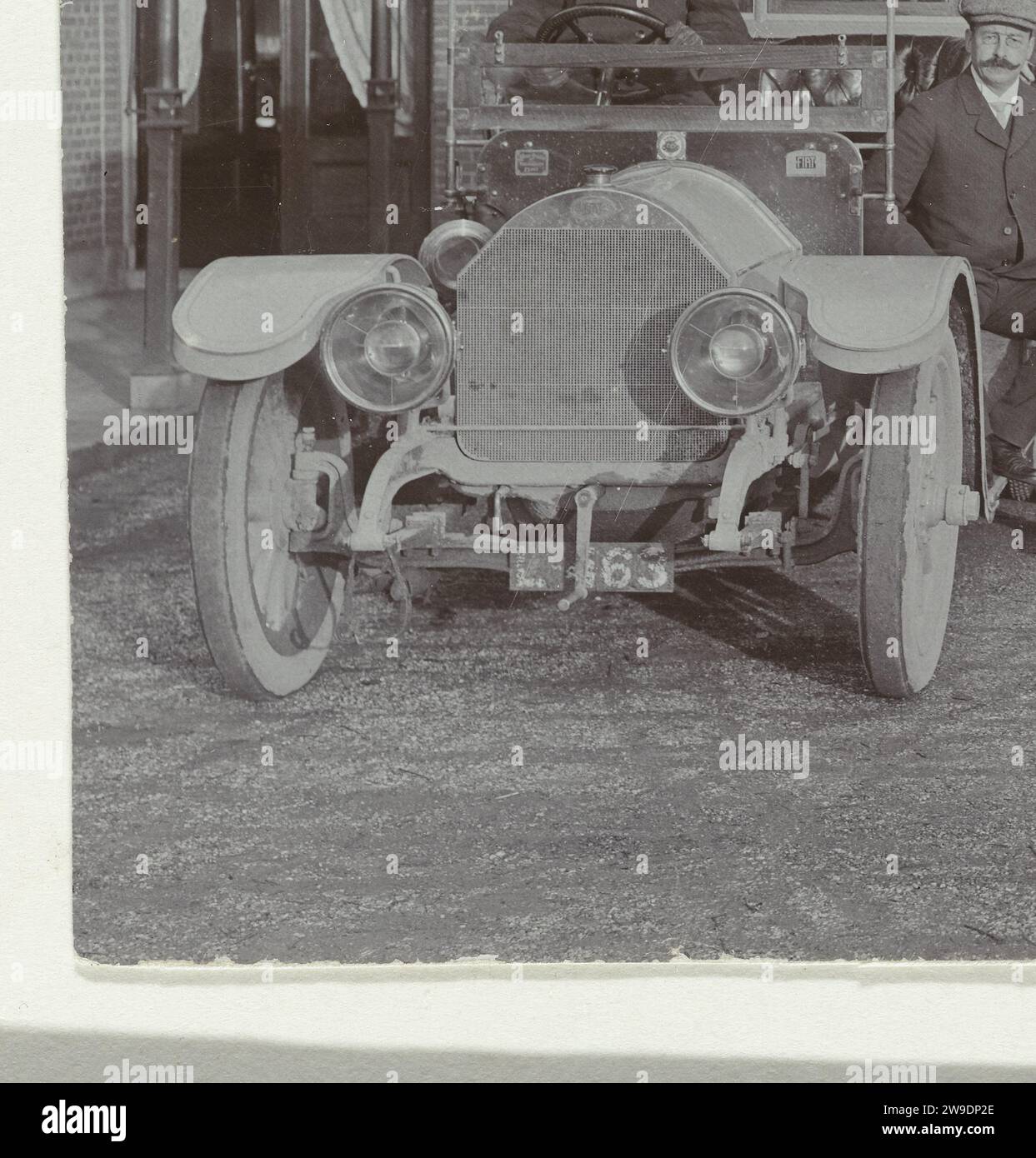 Henry Pauw van Wieldrecht sulla pedana della sua prima auto (al volante del conducente, destra due uomini sconosciuti), 1906 - 1912 Fotografia carta olandese. supporto fotografico. automobile di cartone Foto Stock