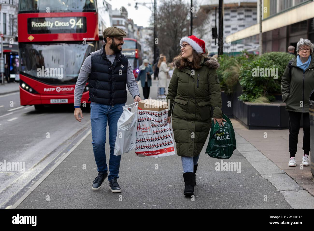 Gli amanti dello shopping natalizio lungo Oxford Street nell'ultimo giorno di shopping principale della stagione natalizia prima di Natale, Londra, Inghilterra, Regno Unito Foto Stock