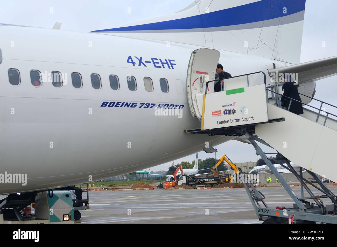 Vista laterale della parte posteriore di un Boeing 737 900ER El al con registrazione 4X-EHF seduto sul Tarmac all'aeroporto di Luton prima della partenza per Tel Aviv, Israele Foto Stock