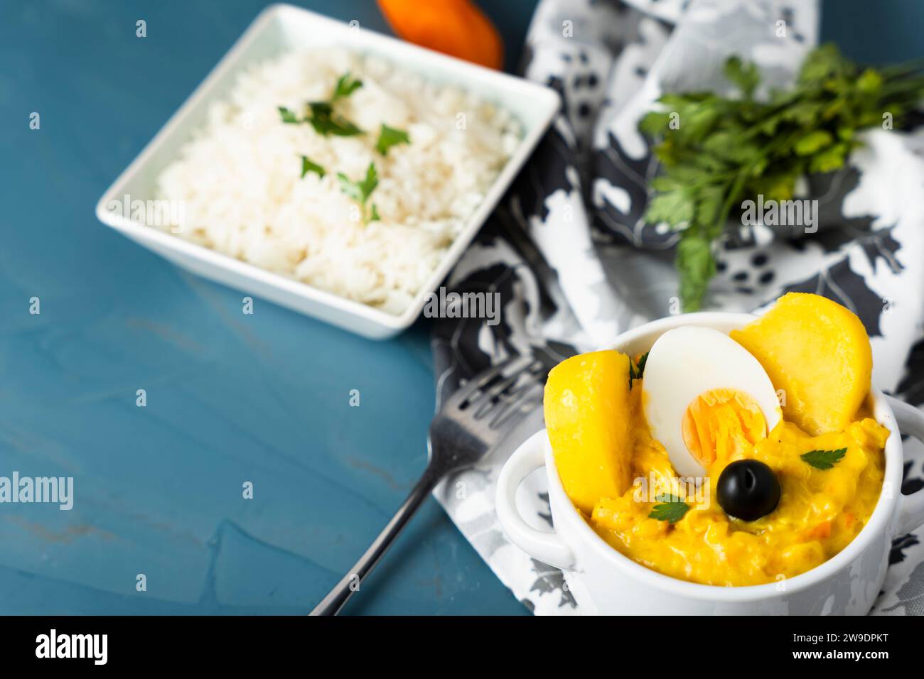 Piatto tradizionale chiamato aji de gallina con una porzione di riso, molto popolare nella gastronomia peruviana. Foto Stock