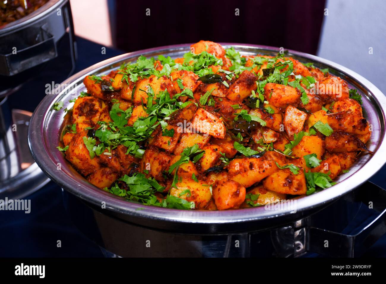 Gustoso curry di patate - cucina indiana. nel buffet della ciotola Foto Stock