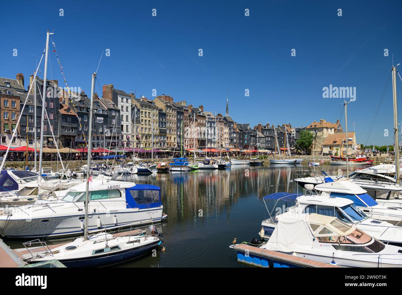 Honfleur, Francia - 24 luglio 2022: Il vecchio porto di Honfleur in una giornata di sole in estate, cielo blu Foto Stock