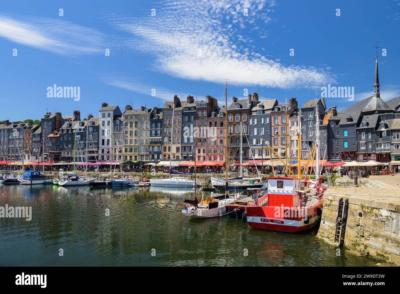 Honfleur, Francia - 24 luglio 2022: Il vecchio porto di Honfleur in una giornata di sole in estate, cielo blu Foto Stock