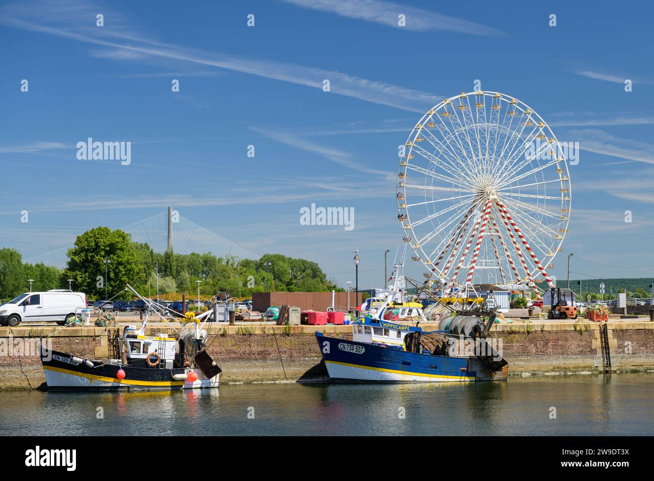 Honfleur, Francia - 24 luglio 2022: Il vecchio porto di Honfleur in una giornata di sole in estate, cielo blu Foto Stock