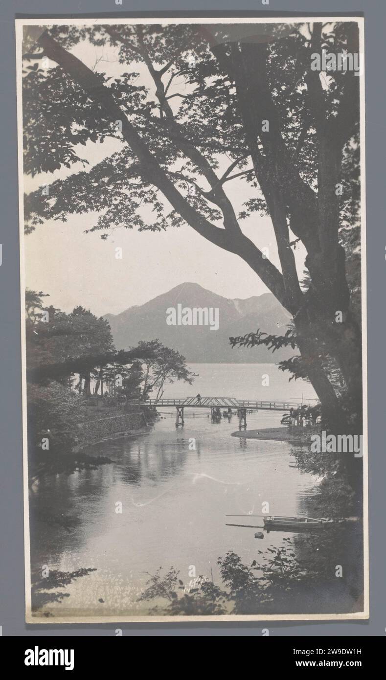Vista di un lago con sponde e montagne sovradimensionate sullo sfondo, Nikko, Giappone, carta fotografica del Giappone del 1907. supporto fotografico lago con stampa in argento gelatina. Montagne Nikko Foto Stock