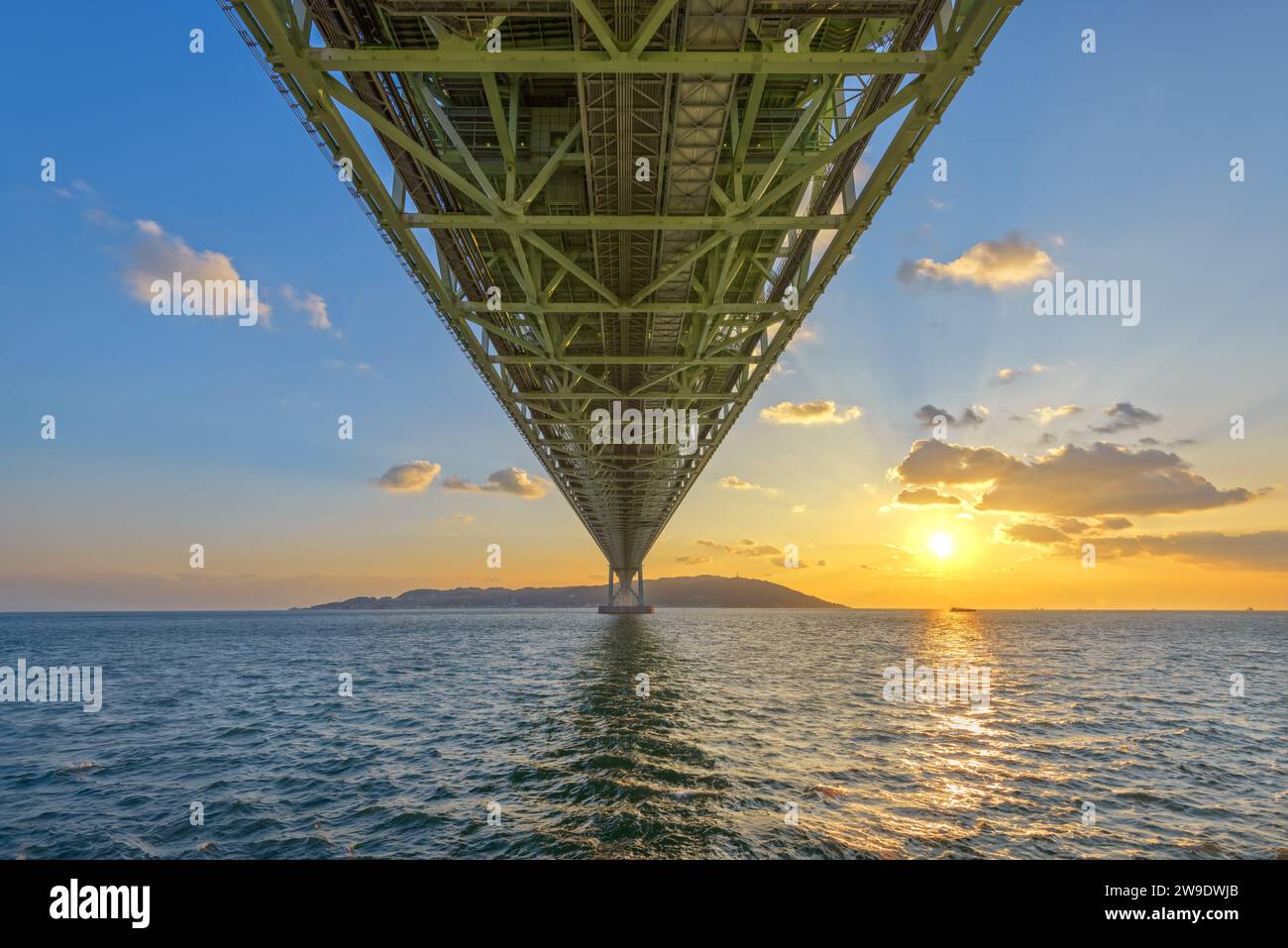 Ponte Akashi Kaikyo che attraversa il Mare interno di Seto dall'isola di Awaji a Kobe, Giappone al tramonto. Foto Stock