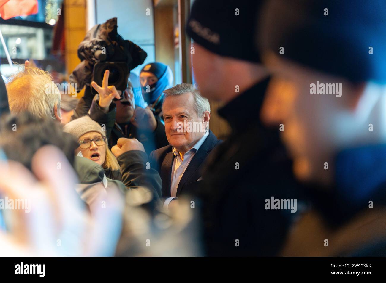 Il deputato polacco PIOTR GLINSKI del partito legge e giustizia PiS parla a una folla di fronte alla sede del pap a Varsavia, 26 dicembre 2023. Le persone si sono riunite di fronte allo studio statale TVP e all'agenzia di stampa polacca pap in una protesta in corso contro le azioni della nuova coalizione pro-europea volta a ripristinare l'affidabilità e l'obiettività nei media pubblici. Varsavia Polonia dimostrazione in difesa di TVP. 2023/12/26 Copyright: XMarekxAntonixIwanczukx MAI08590-Enhanced-NR Foto Stock