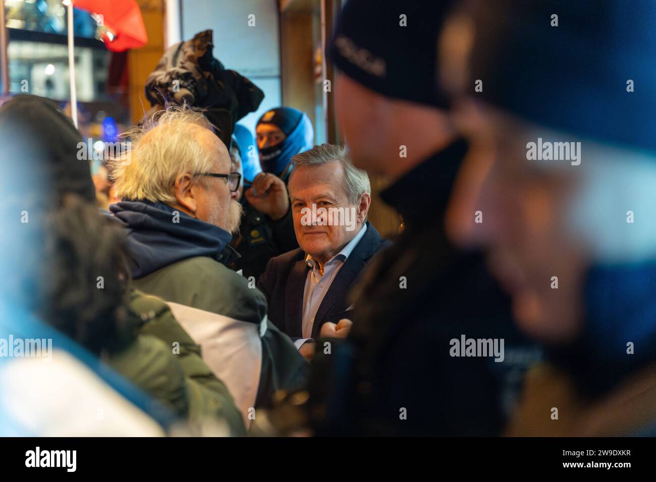 Il deputato polacco PIOTR GLINSKI del partito legge e giustizia PiS parla a una folla di fronte alla sede del pap a Varsavia, 26 dicembre 2023. Le persone si sono riunite di fronte allo studio statale TVP e all'agenzia di stampa polacca pap in una protesta in corso contro le azioni della nuova coalizione pro-europea volta a ripristinare l'affidabilità e l'obiettività nei media pubblici. Varsavia Polonia dimostrazione in difesa di TVP. 2023/12/26 Copyright: XMarekxAntonixIwanczukx MAI08589-Enhanced-NR Foto Stock